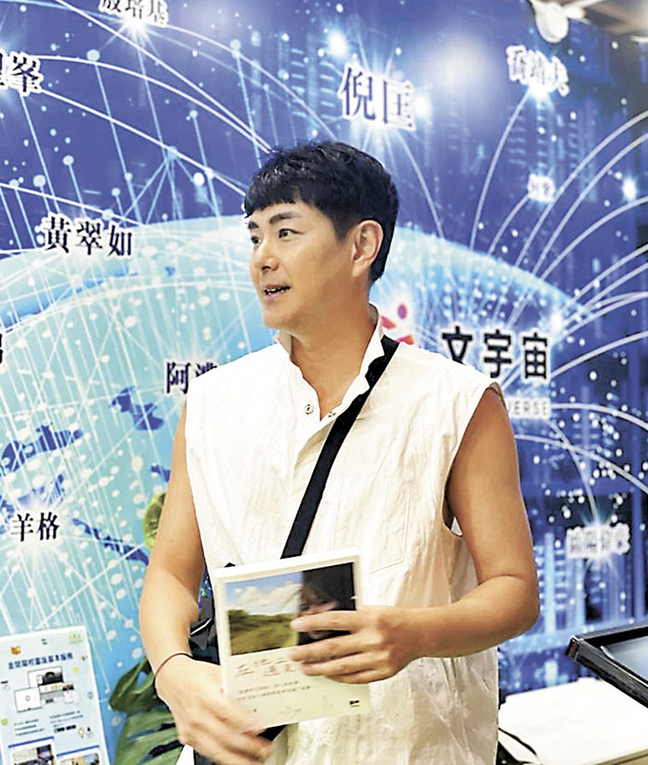 ◆翠如的老公蕭正楠在講座前已到書攤幫手賣書。