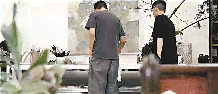 ◆ 劉德華在研究藝術創作。