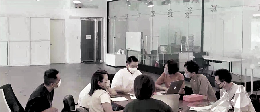 ◆Kelly拿着咪時即小心翼翼，要先消毒才去做訪問。