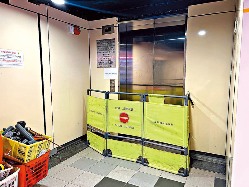 ◆香港仔街市升降機故障多日仍未完成維修，商戶棄置廢物、長者買餸十分不便。
