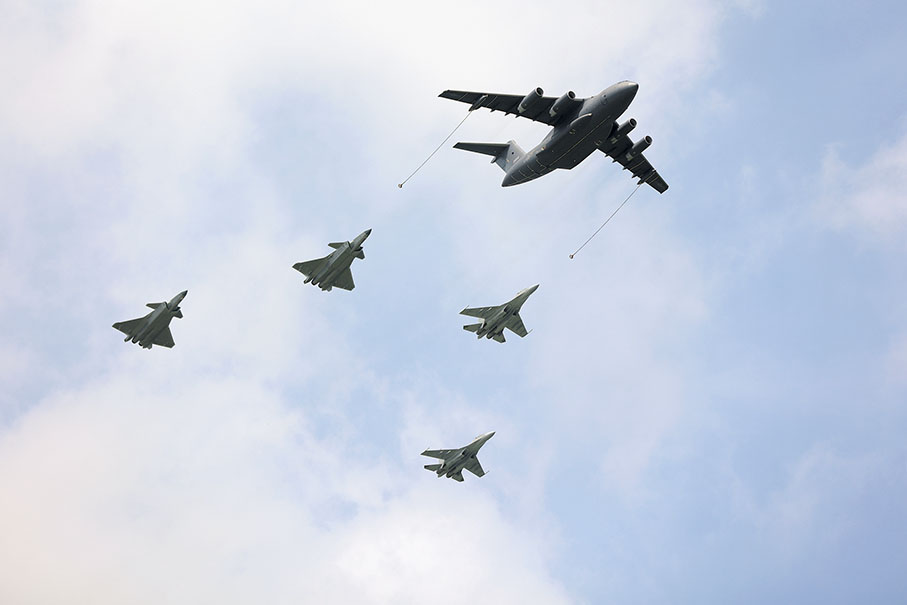 ◆運油-20、殲-20、殲-16五機編隊震撼亮相。 香港文匯報記者盧冶  攝