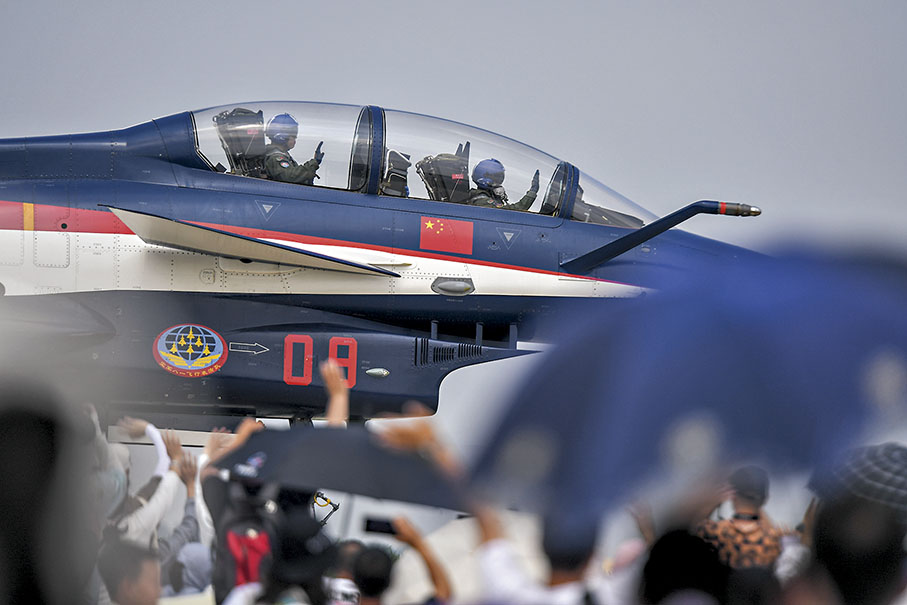 ◆ 空軍八一飛行表演隊飛行員向觀眾致意。 新華社