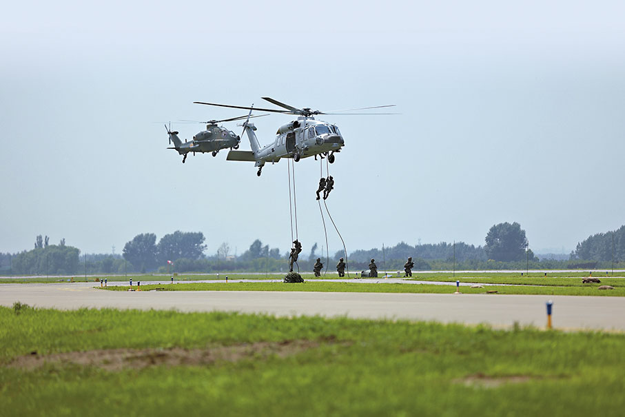 ◆ 現場演示了「空降兵空中突擊分隊營救行動」。 香港文匯報記者盧冶  攝