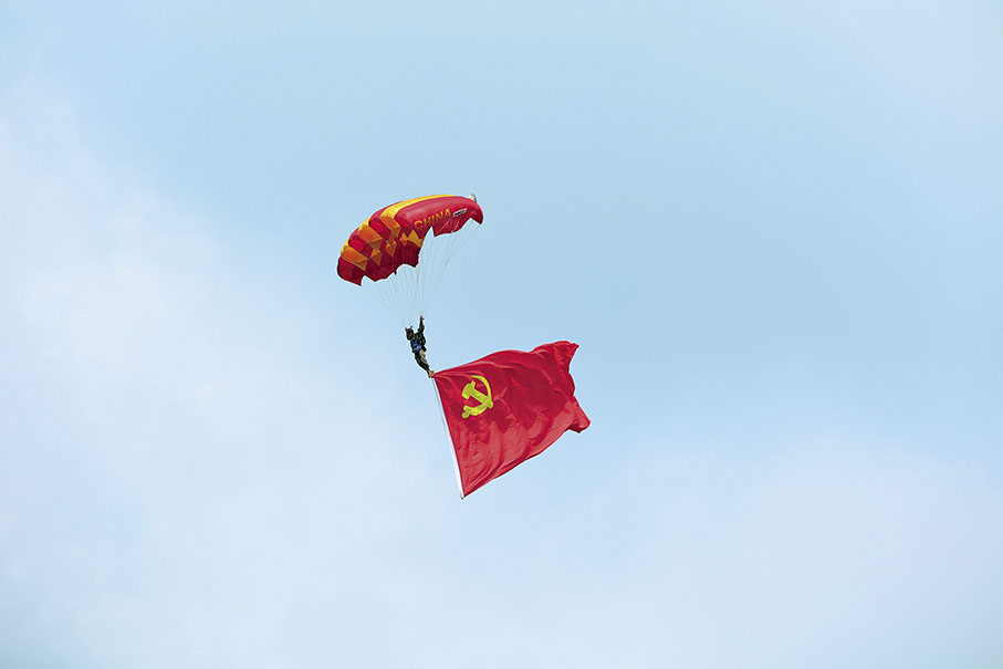 ◆跳傘隊員勁舞長空。 香港文匯報記者盧冶  攝