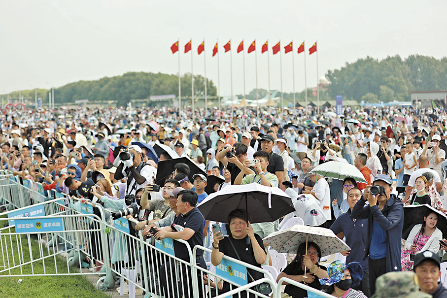 ◆2023年空軍航空開放活動·長春航空展首日，觀眾比肩接踵，熱情滿滿。  香港文匯報記者盧冶  攝