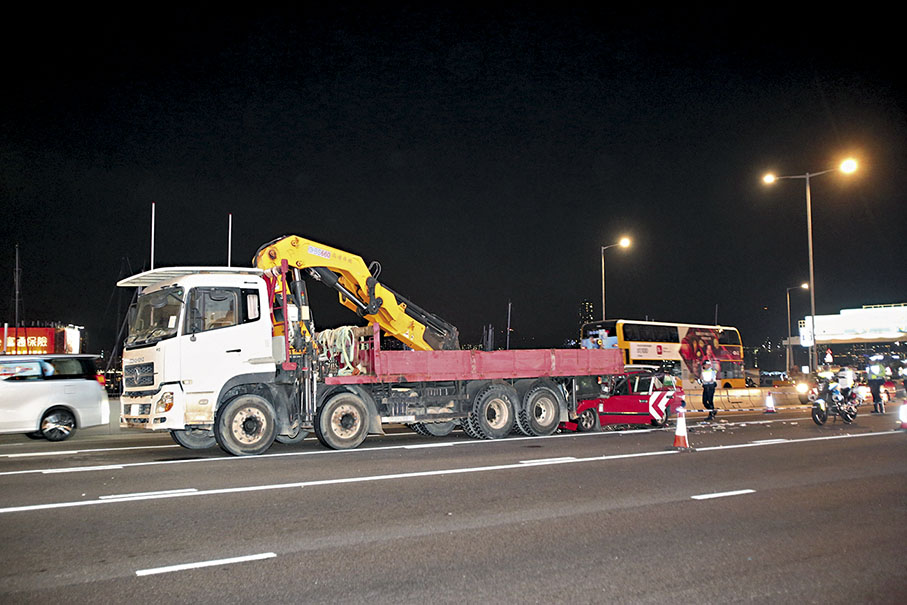 ◆ 銅鑼灣告士打道前晚發生的士撞工程車嚴重交通意外，釀成一死四傷。 資料圖片