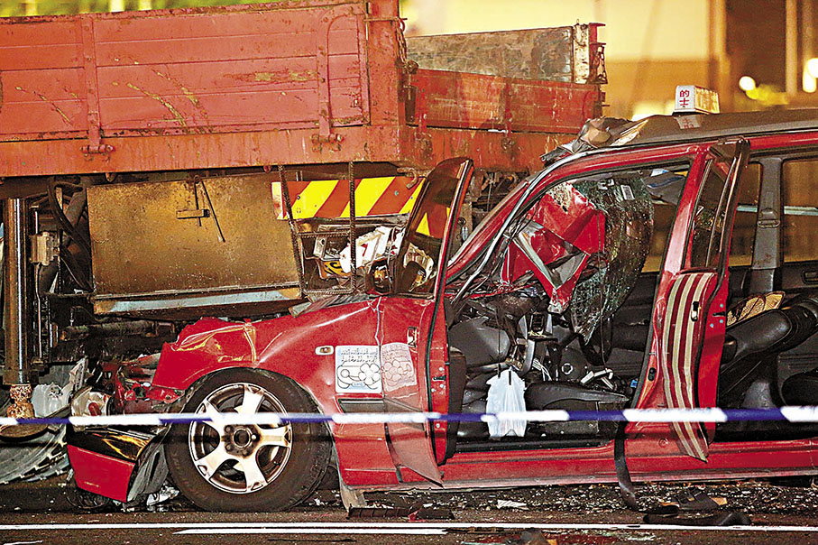◆ 肇事的士車頭剷入工程車尾，司機死亡。 資料圖片