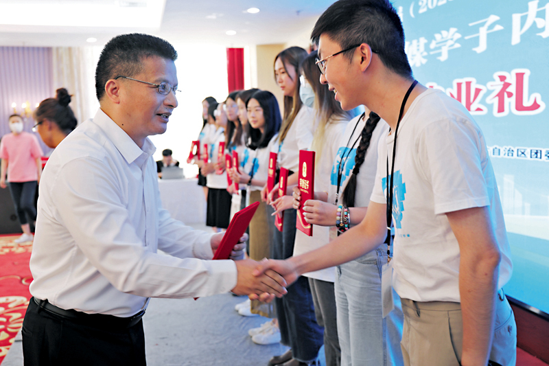 ◆符雷（左）向同學頒發結業證書。 香港文匯報記者喬輝  攝