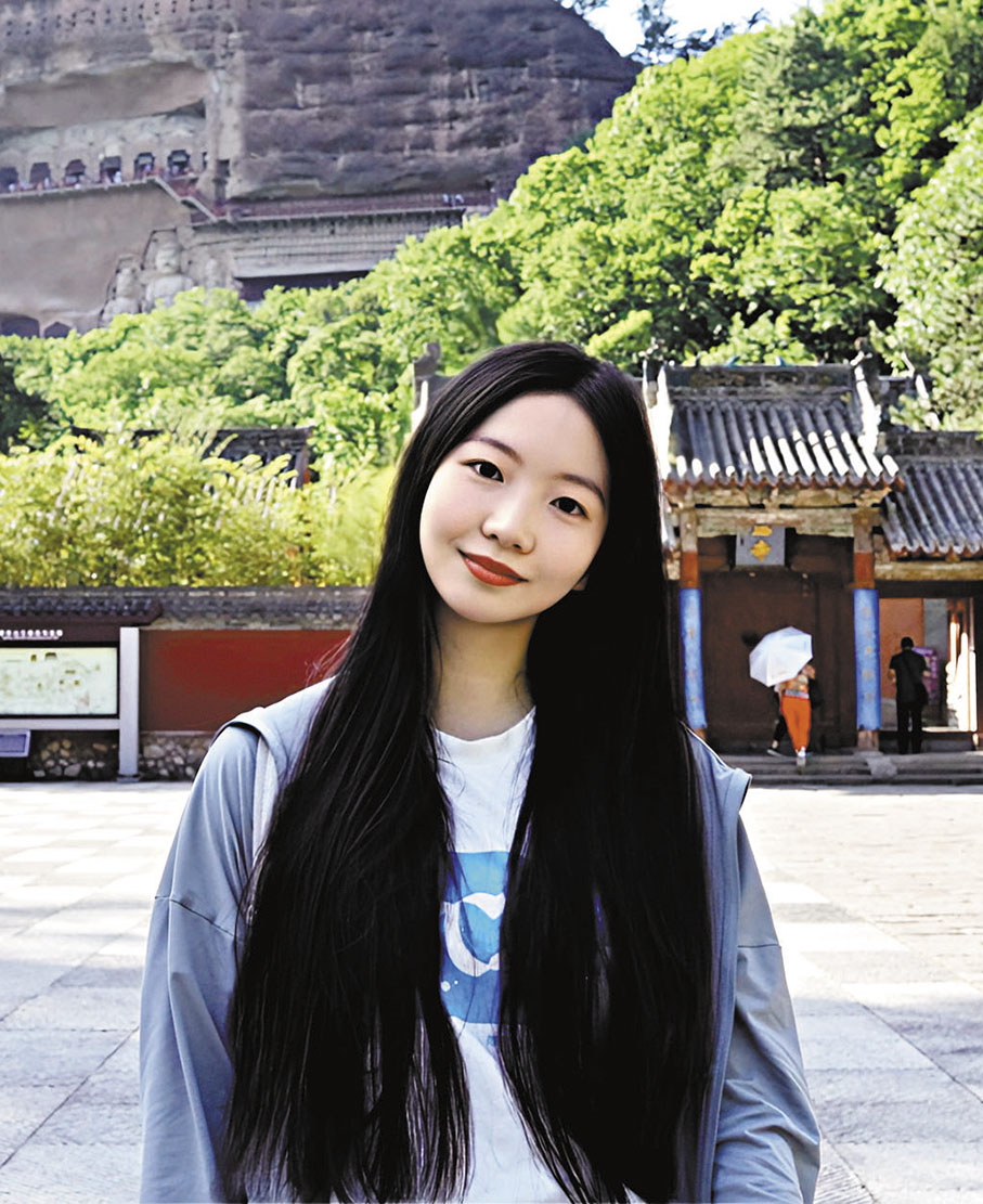 香港理工大學  林渲楠：「如果說上一次『范長江甘肅行』於我而言是新聞小白的嘗試與摸索，那麼這一次『范長江內蒙古行』於我而言便是進階菜鳥的提升與反思。一路上，我們用鏡頭和筆記錄下沿途風景、別樣的風土人情，帶隊老師的指導對我未來成為一名合格的記者幫助良多。實踐出真知，感謝這十（多）天的經歷。」