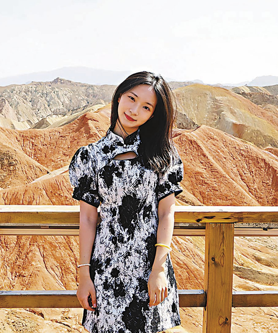 深圳大學  李樂兒：「原來內蒙古不只有草原和牛馬，還有沙漠、黃河、峽谷、星空、火山，更有一群扎根內蒙古的建設者。我們寫稿的地點從大巴車到黃河大峽谷邊的窯洞炕上、有草原味道的蒙古包裏、會落冰雹的山間瑤寨中……除了寫稿迅速成長值得懷念外，一路上也遇到了一群有趣的人，收穫了真摯的友誼。」