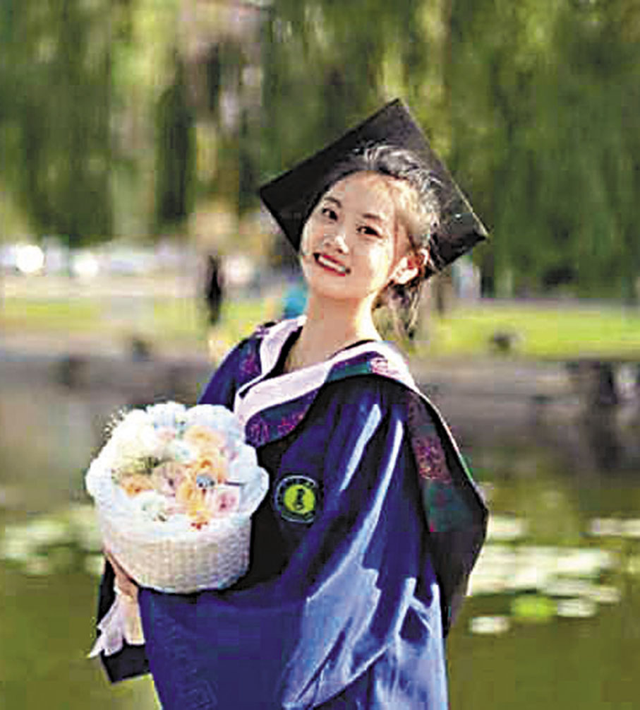 內蒙古師範大學  賀羽：「在這十天的行程中，採訪團的老師們每天給我們改稿到凌晨3點，吃飯間隙為我們分享修改意見，『新聞理想』這個詞被他們認真踐行着，他們從沒有給我講過書本裏的名詞和道理，但他們教會我的知識遠超書本的厚度，讓我了解如何做一名知行合一講好故事的記者。」