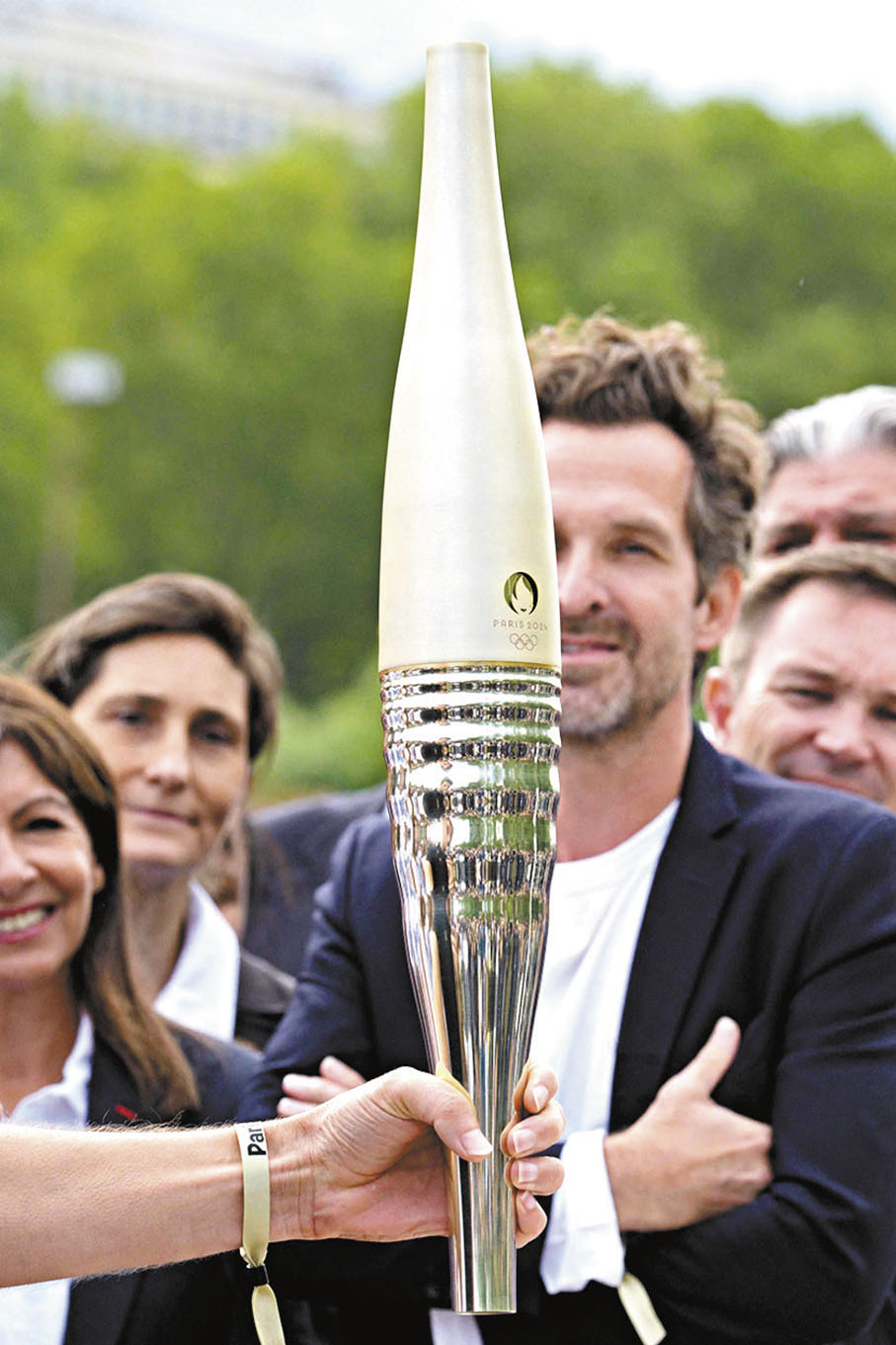 ◆出自勒漢紐爾(後)設計的巴黎奧運火炬。  法新社