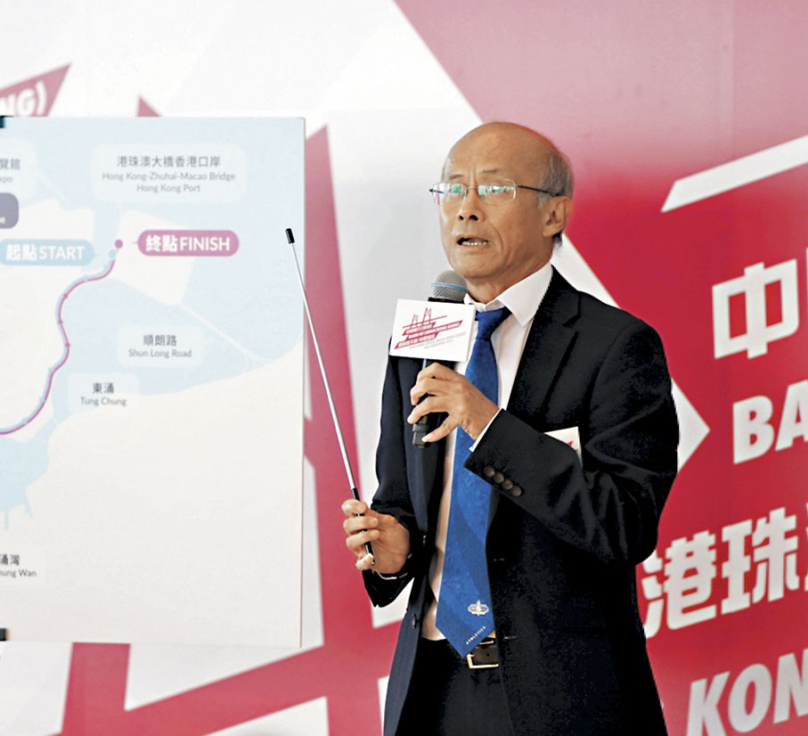 ◆籌委會主席楊世模博士（左）講解比賽詳情。