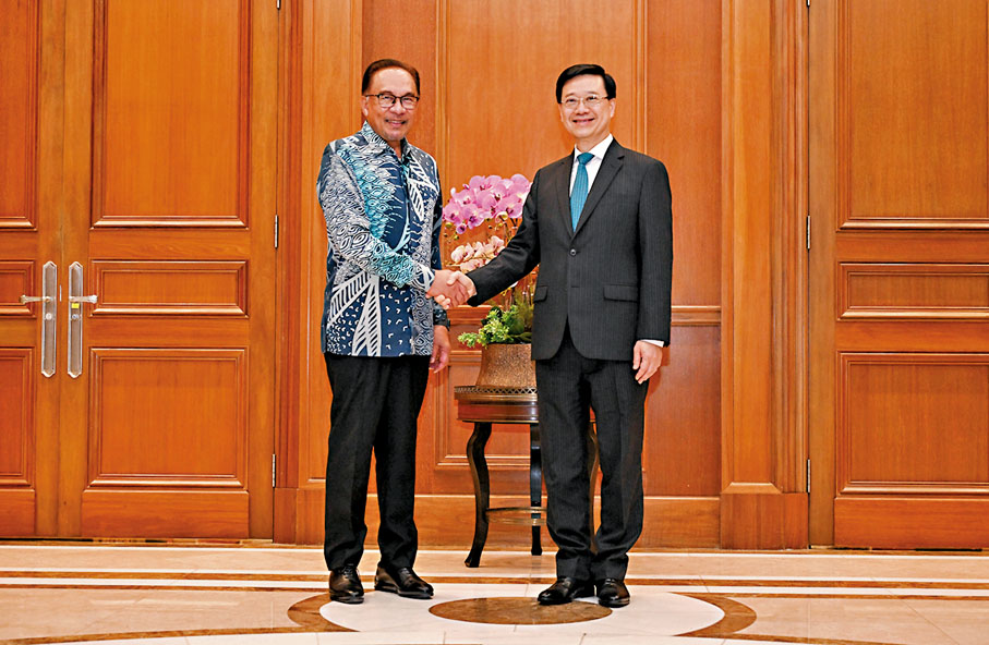 ◆行政長官李家超(右)昨日與馬來西亞首相安華(左)會面。
