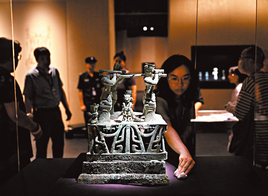 ◆7月26日，工作人員在三星堆博物館新館內布展。新華社