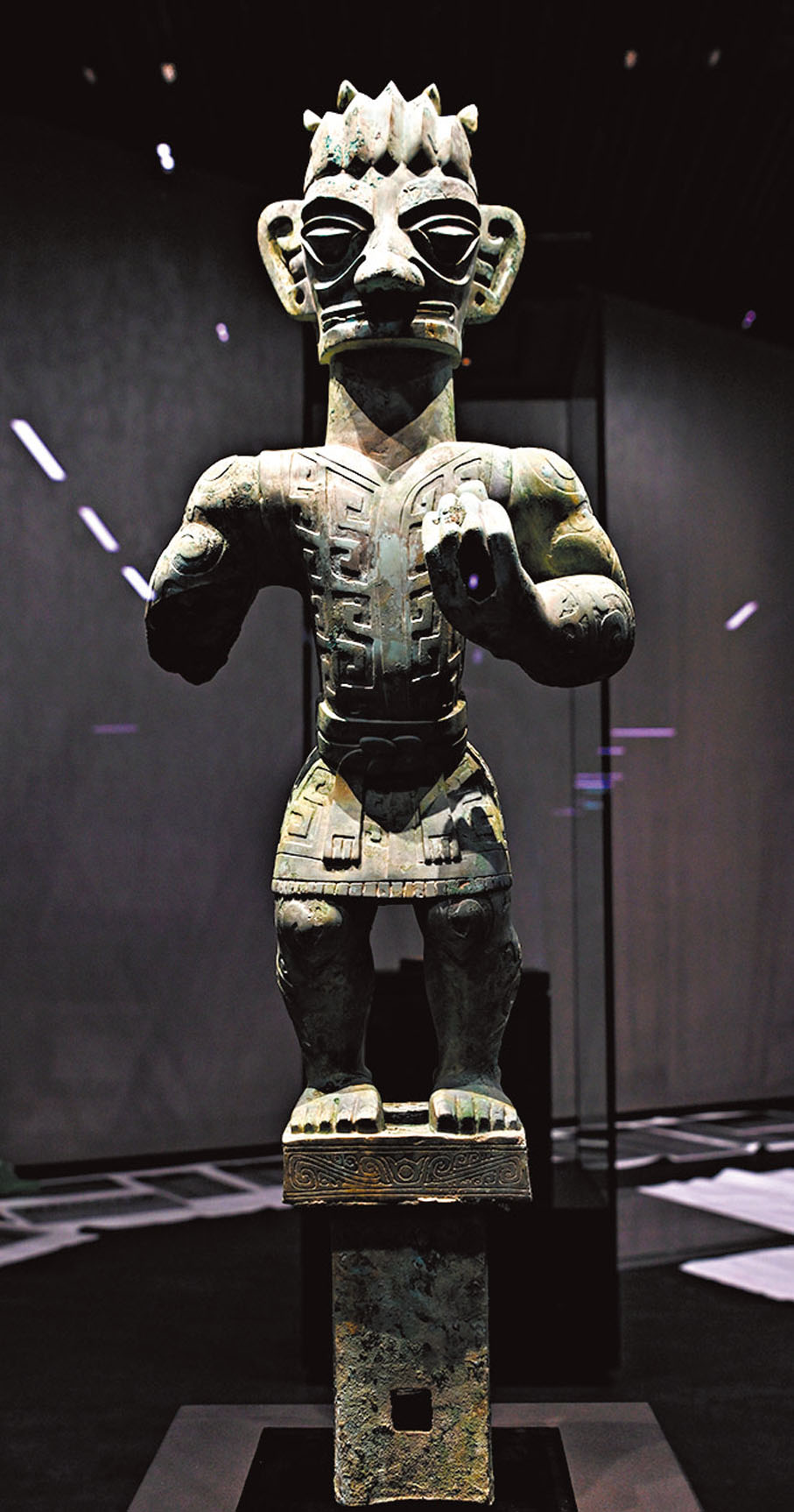 ◆青銅着裙立人像  新華社