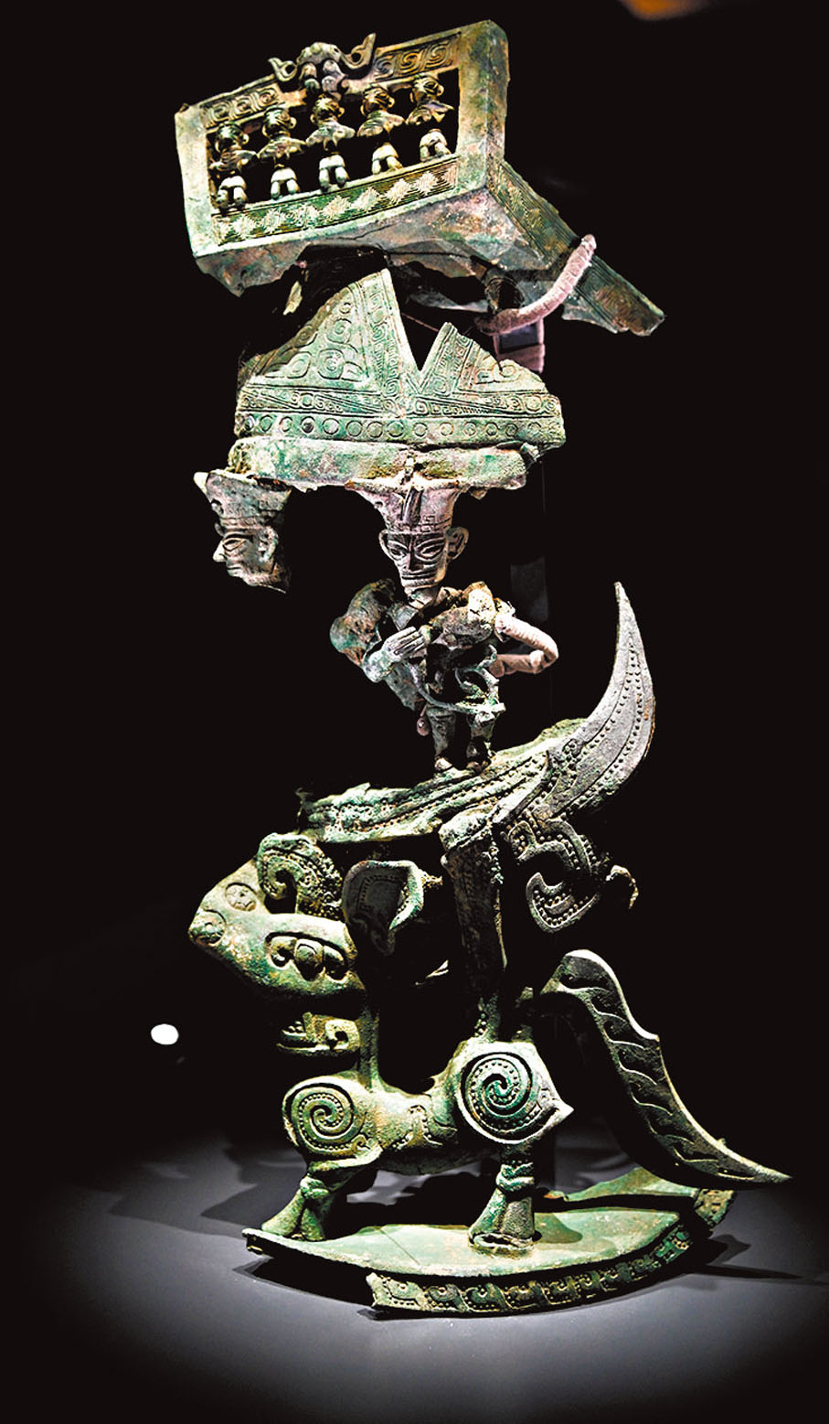 ◆在三星堆博物館新館的青銅神壇（殘件）。新華社