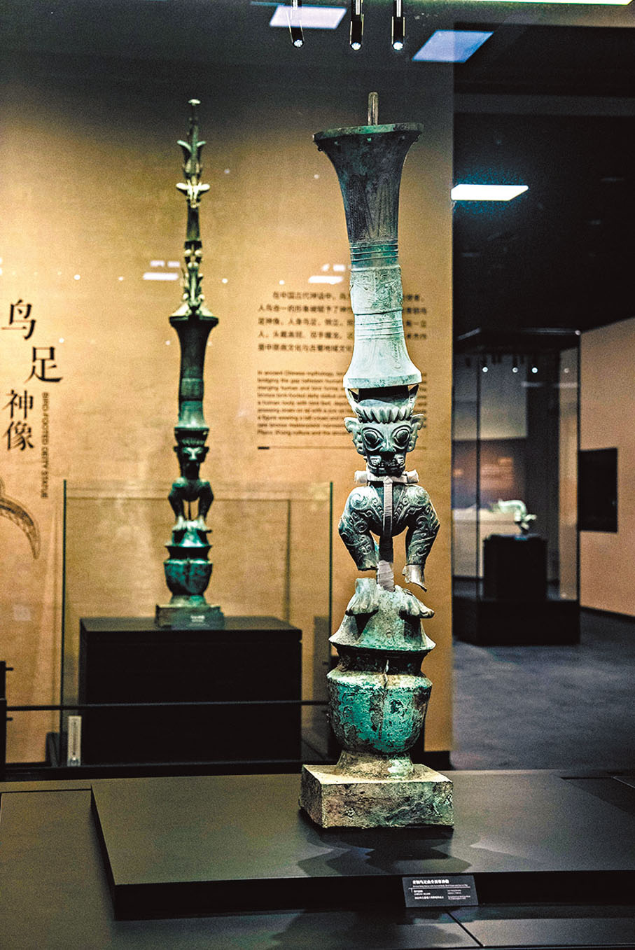 ◆青銅鳥足神像等「重器」採用了「數字化修復演示」的展陳方式。香港文匯報四川傳真