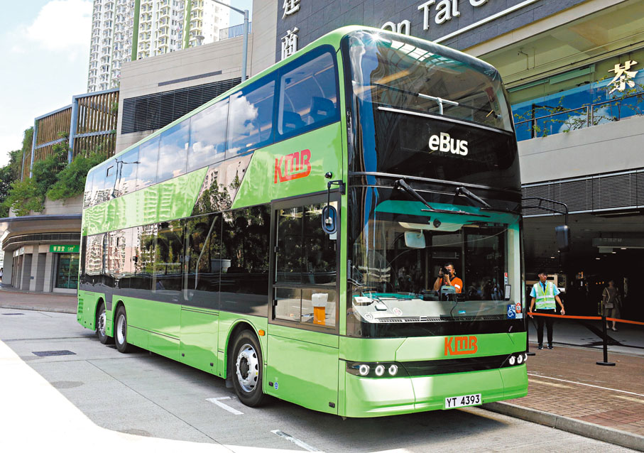 ◆九巴首部電動雙層巴士213M循環線，周日起投入服務。香港文匯報記者郭木又 攝