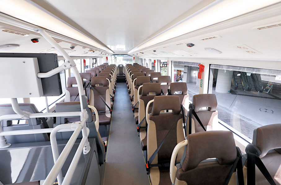 ◆電動雙層巴士上層有倒頭位。 香港文匯報記者郭木又 攝