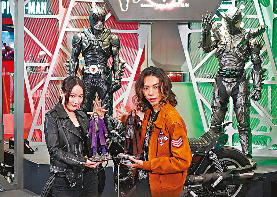 ◆《幪面超人》黑日和影月在動漫節率先展出。香港文匯報記者曾興偉  攝