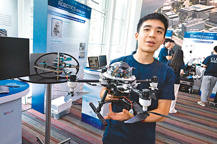 ◆「自動化樓宇結構檢查和管理平台」，以無人機及人工智能技術檢查建築物內外的情況，協助物業管理維修。 香港文匯報記者涂穴 攝