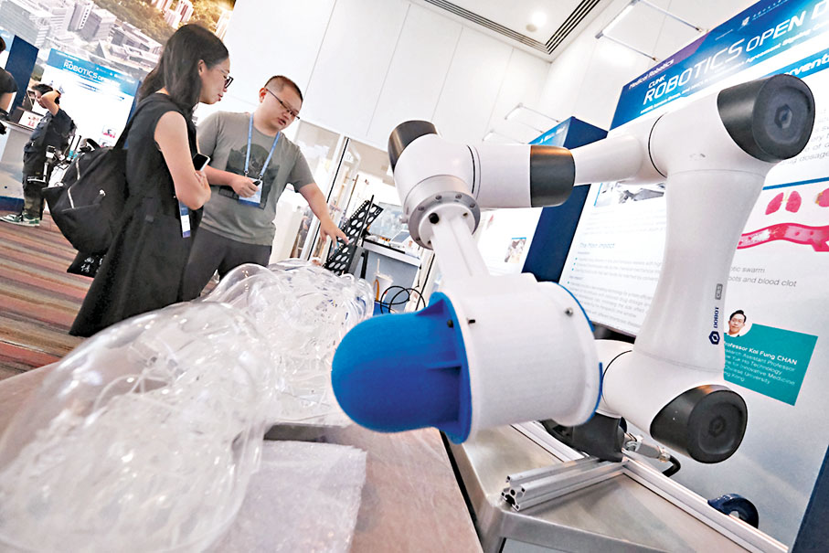 ◆用於血管內介入治療的微型機械人平台。香港文匯報記者涂穴 攝