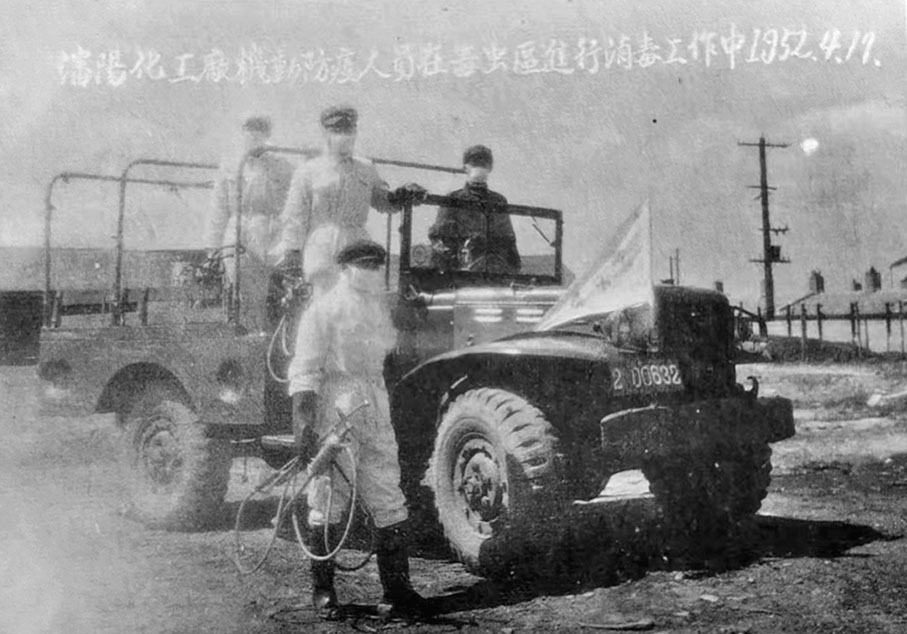 ◆張能翻拍自瀋陽化工廠檔案中的記錄工人在細菌戰毒蟲區工作的場景。 受訪者供圖