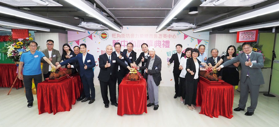 ◆ 各首長及嘉賓齊齊切金豬。