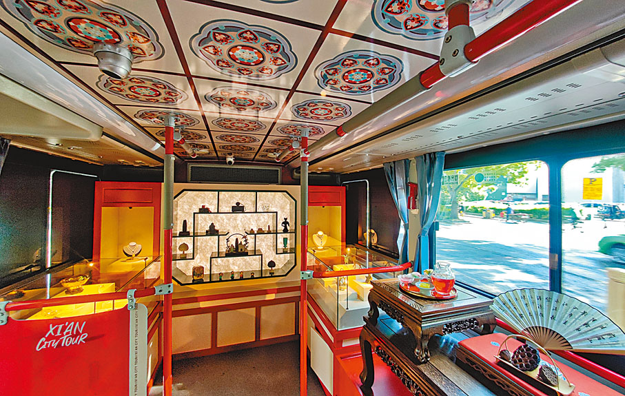 ◆觀光車內展示了唐朝復原文物。