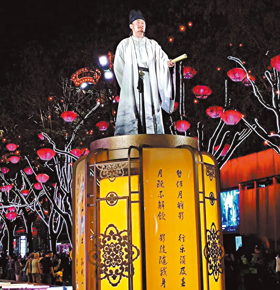 ◆「李白」在大雁塔下即興作詩。