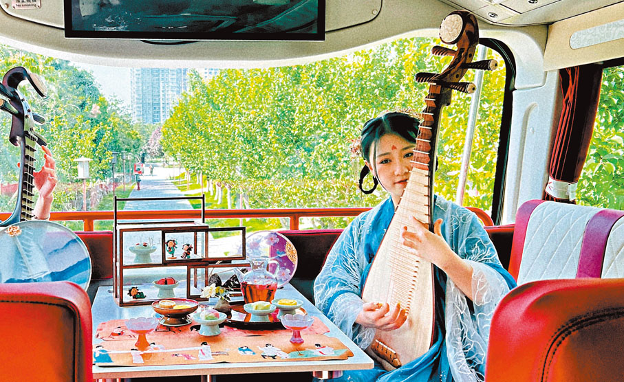 ◆市民遊客登上「博物館號」一秒「穿越」，恍若置身唐朝人的室內生活場景中。