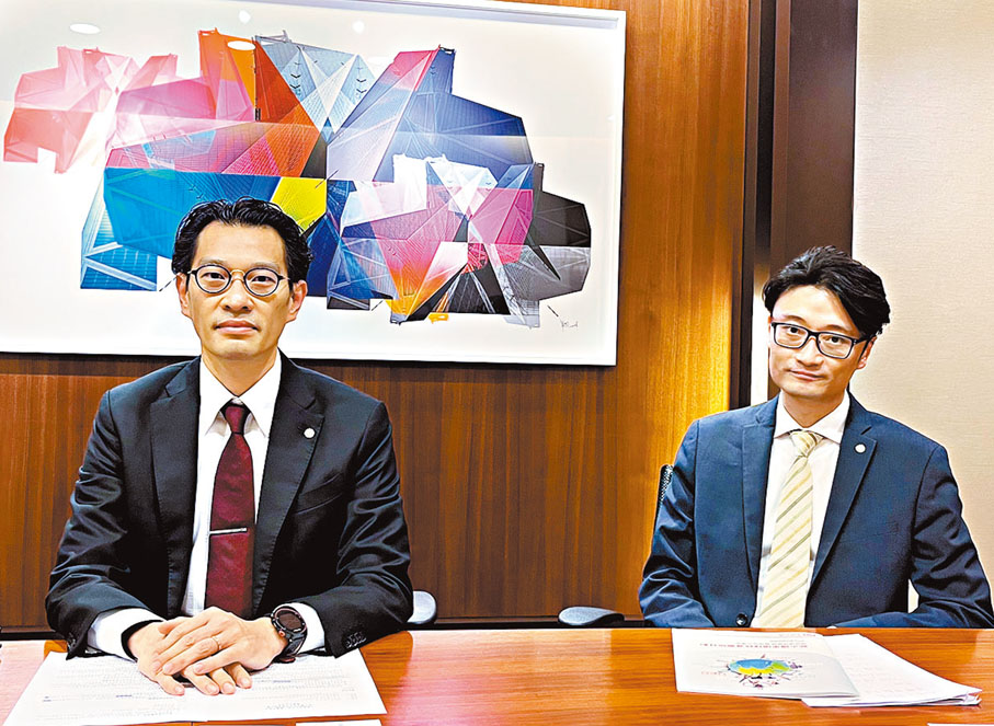◆ 李健興（左）表示，中銀今年首4個月內地私人財富客戶投保終身壽險產品升幅顯著。旁為魏志煒。 香港文匯報記者馬翠媚  攝