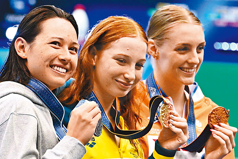 ◆何詩蓓（左）與冠軍（中）、季軍選手合影。 法新社