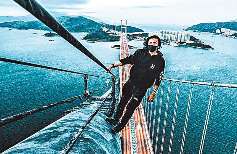 ◆有網民曾在社交平台上載在青馬大橋「危攝」的高位照片，相當「牙煙」，一旦發生任何意外足以致命。 網上圖片