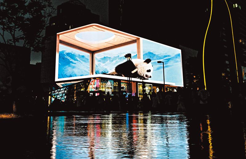 ◆成都太古里的3D裸眼大屏前人頭攢動。