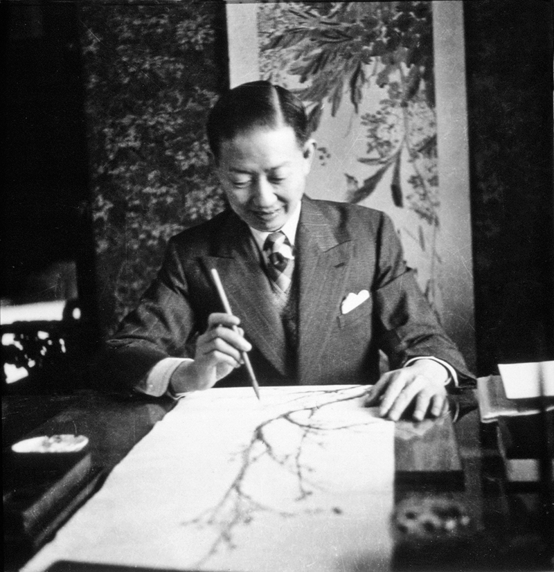 ◆梅蘭芳在滬寓所作畫（1943年）。