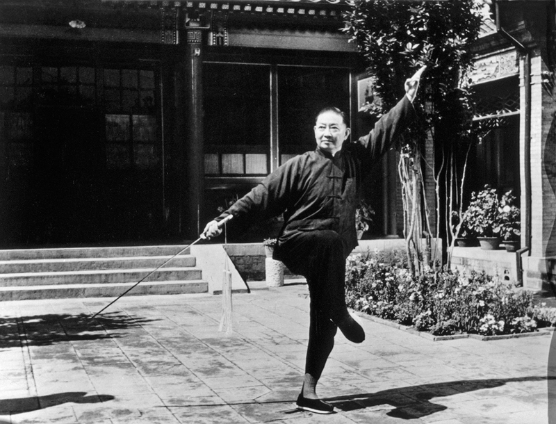 ◆梅蘭芳在北京護國寺寓所院內練習舞劍。