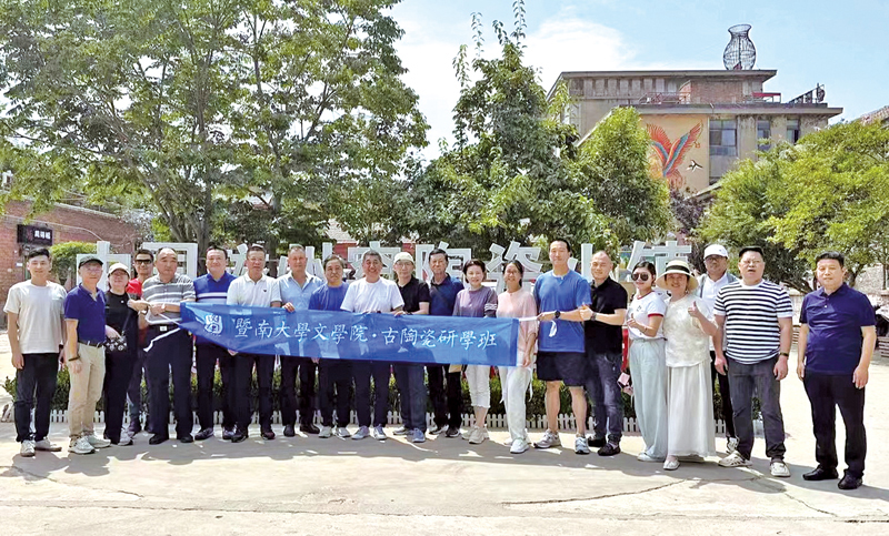 ■研學班考察磁州窯，在陶瓷小鎮合影。