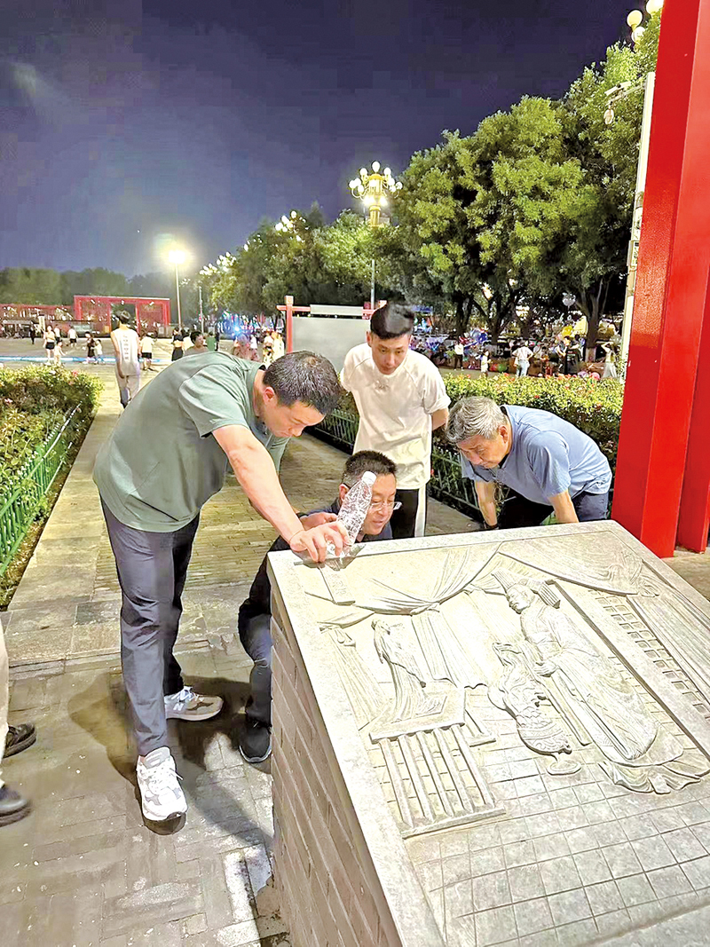 ■翟健民與學員研究定州開元塔石碑的碑文。