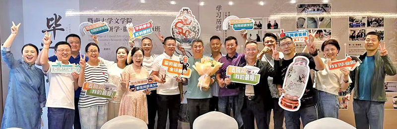 ■研學班圓滿完成，學員興高彩烈參加畢業典禮。