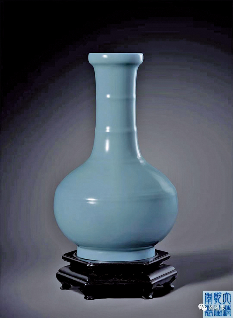 ■中漢拍賣之乾隆 仿汝天青釉弦紋盤口瓶。