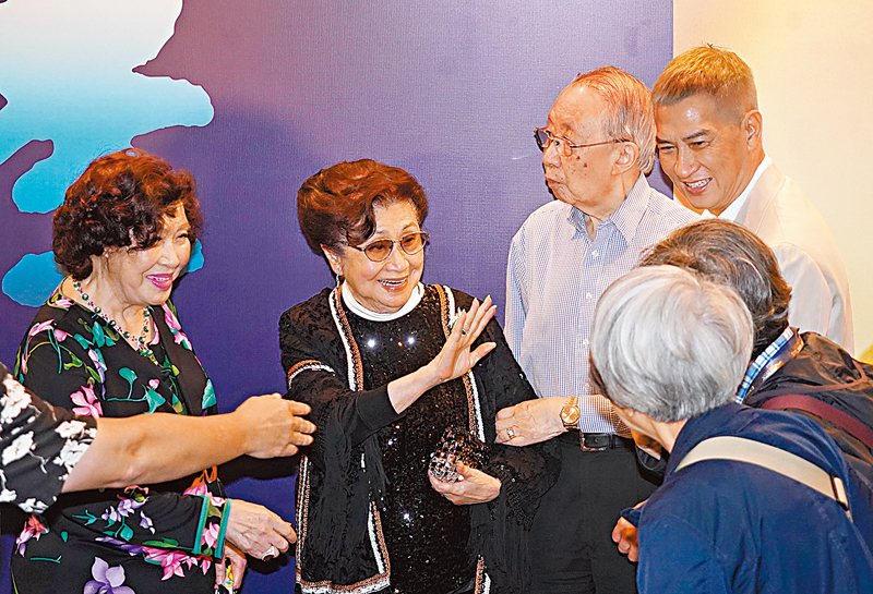 ◆仙姐精神奕奕跟在場人士打招呼。