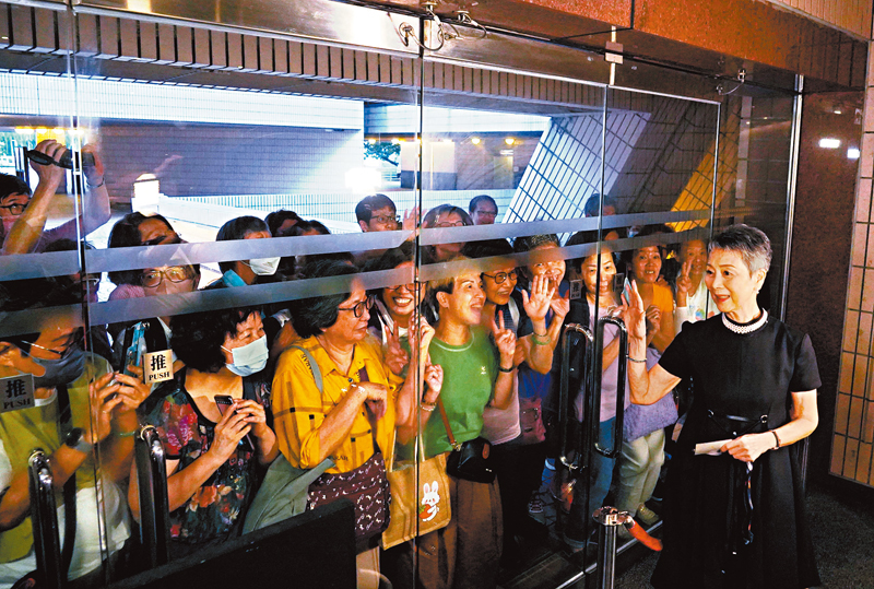 ◆ 陳寶珠向場外的粉絲親切揮手。