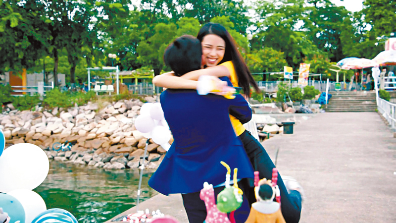 ◆二人上演「甜蜜大迴環」。