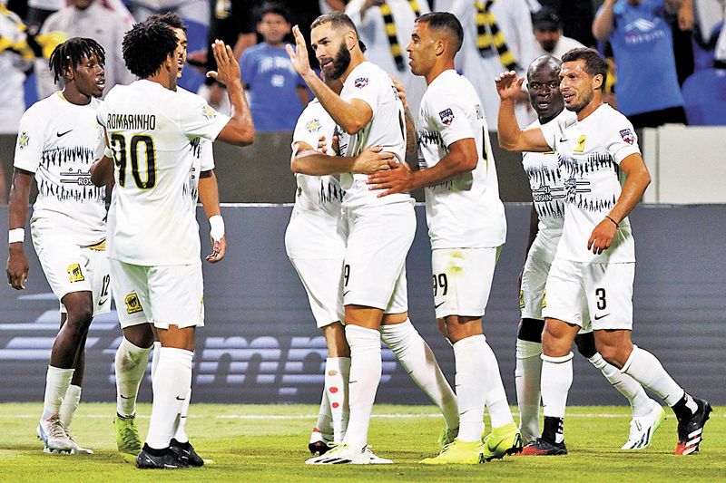 ◆賓施馬（中）與隊友慶祝入球。  法新社