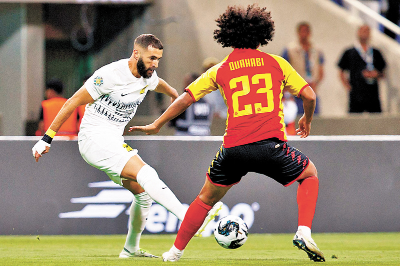 ◆賓施馬（左）迅即以表現征服球迷。  法新社