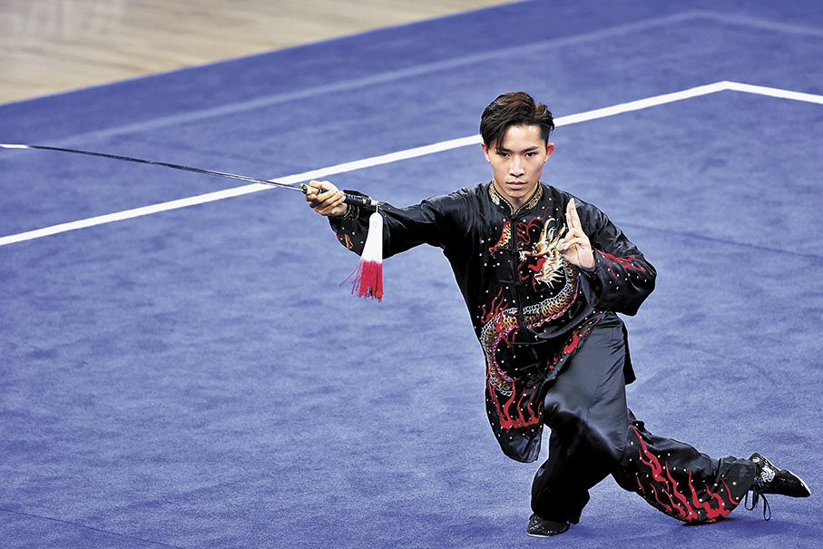 ◆中國香港選手許得恩勇奪男子太極劍冠軍。 中新社