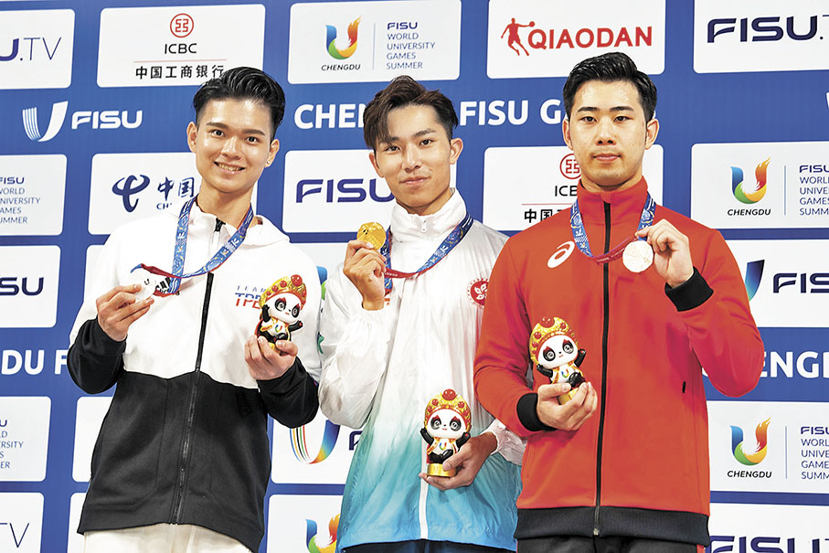 ◆男子太極劍頒獎禮：中國香港選手許得恩獲得金牌（中）、中國台北選手孫家閎獲得銀牌（左）、日本隊選手EBINA Tohma（右）獲得銅牌。  香港大專體育協會圖片