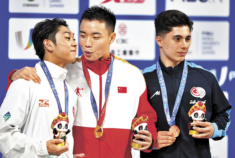 ◆男子南拳頒獎禮：中國選手曹茂園（中）奪冠、中國香港選手劉子龍（左）奪亞、伊朗選手沙欣取得季軍。 新華社